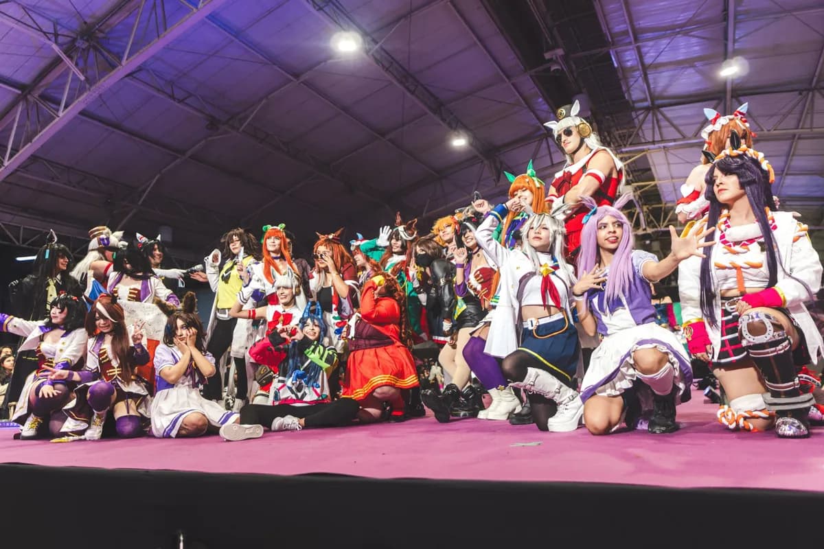 Foto grupal de cosplayers de Umamusume en la pasarela de SOFA