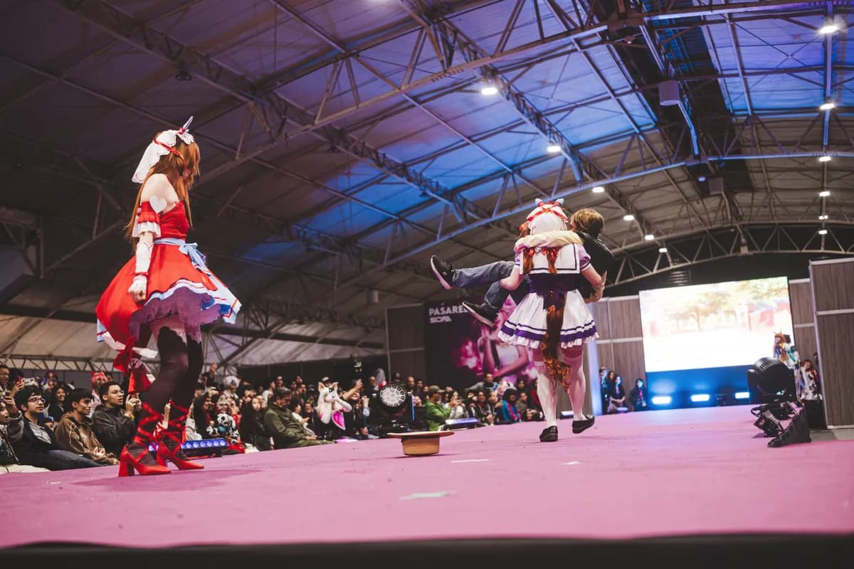 Presentación de cosplay de Umamusume en la pasarela de SOFA ante el público